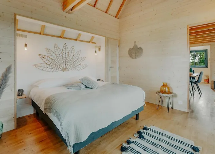 Les Girondines-lodges & *