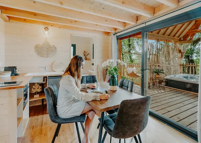 Les Girondines-lodges & *