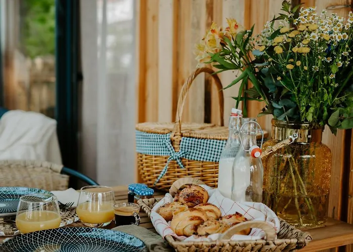 Les Girondines-lodges & بيت خشبي *