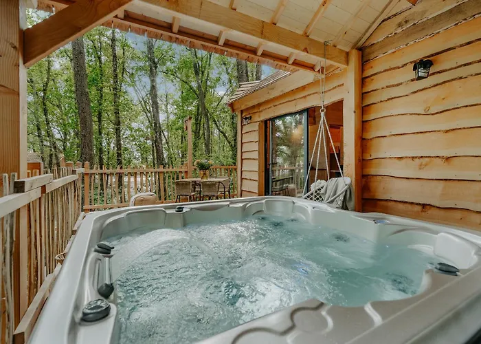 Les Girondines-lodges & بيت خشبي *